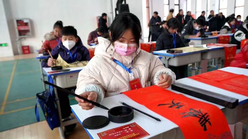 参赛小选手挥毫泼墨。相山区委宣传部供图