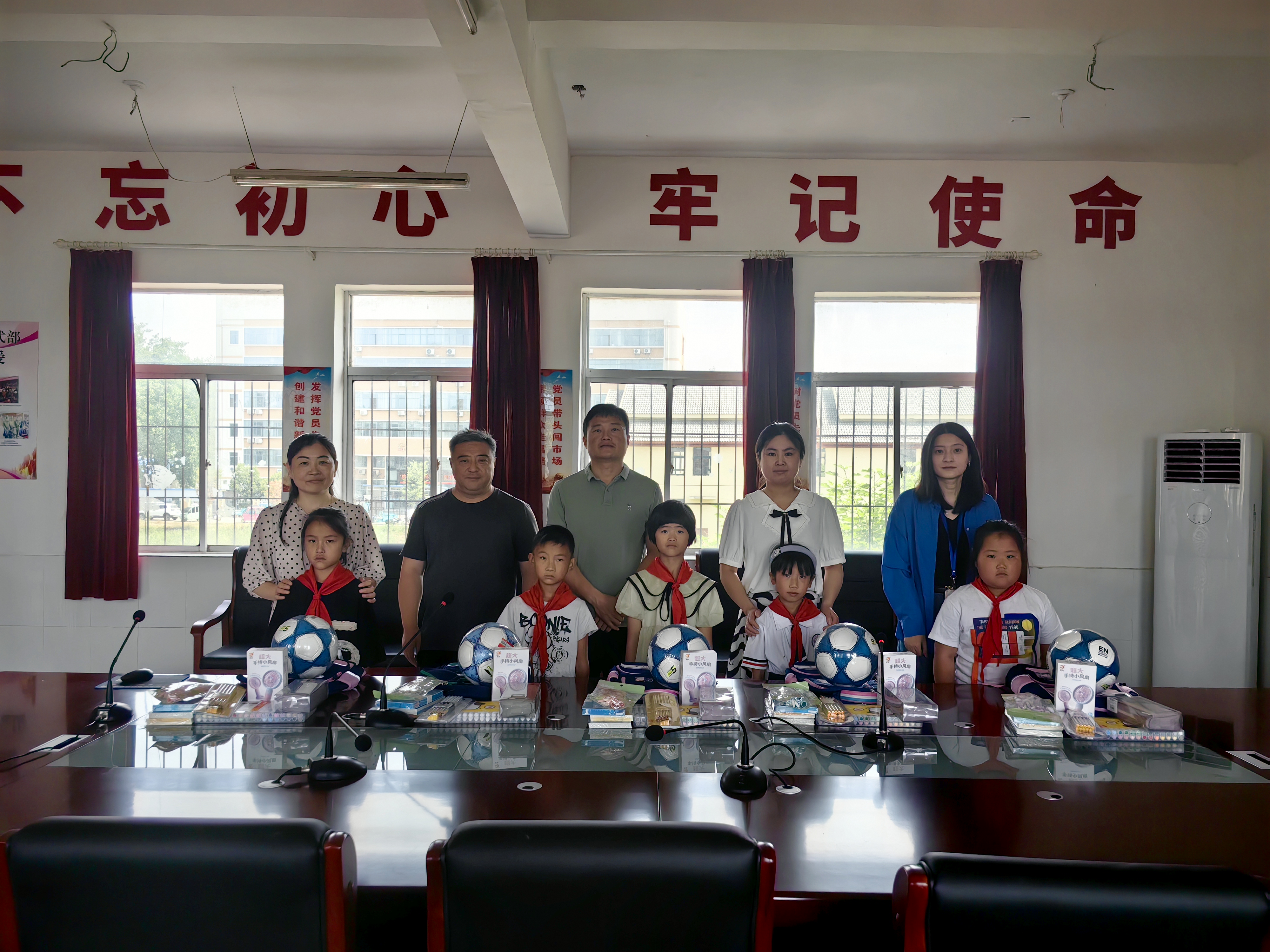 相山区统计局副局长罗金鑫到渠沟镇张集小学开展"六一"儿童节慰问活动