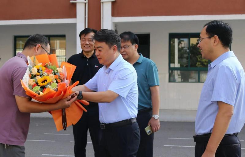 张利开展教师节慰问活动