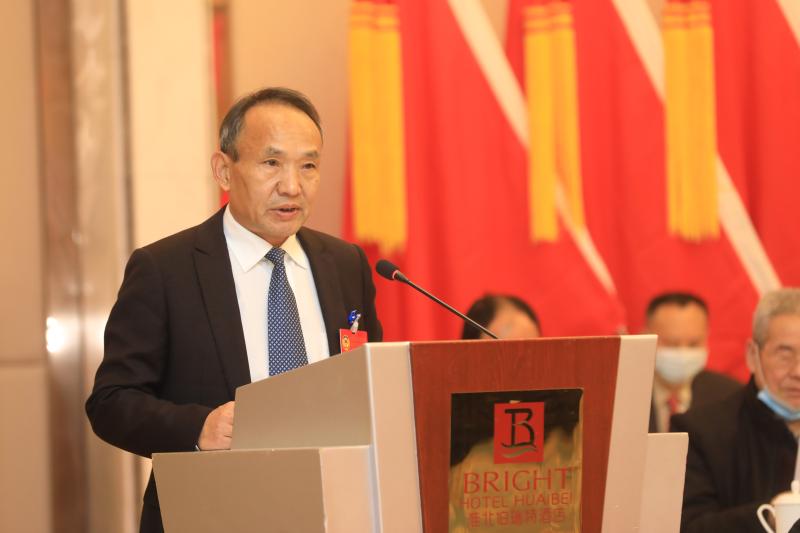 会议协商通过了区政协九届五次会议议程.上午9时,李世林宣布开幕.