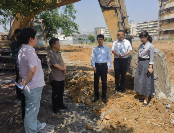 朱龙调研铁路沿线线性口袋公园拆除及原奶牛场危房搬迁情况
