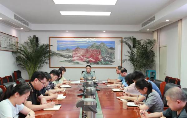 张利在区政府办公室讲专题党课