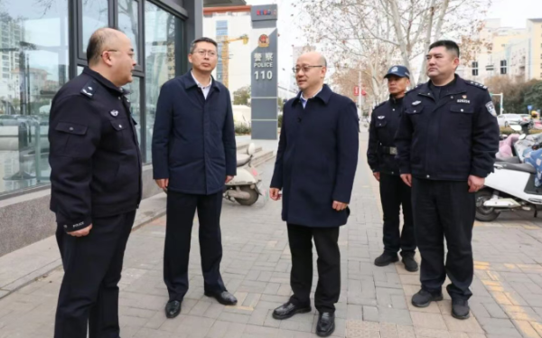 汪华东督导节日值守工作并看望在岗职工