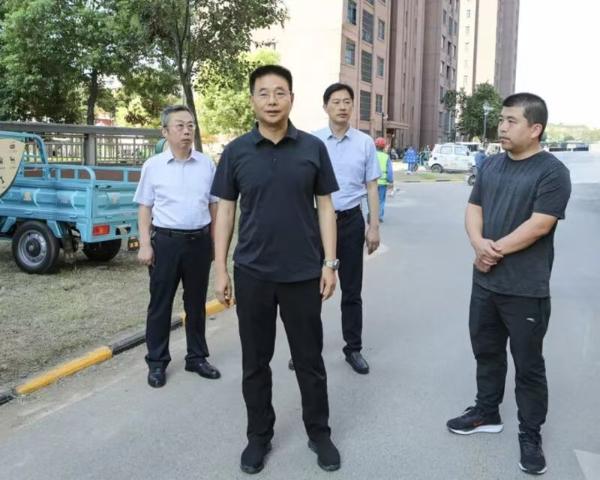 黄韡“四不两直”督导文明创建工作