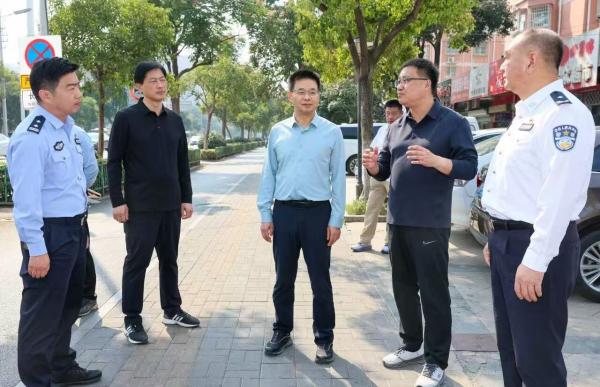 黄韡以“四不两直”方式督导文明创建工作